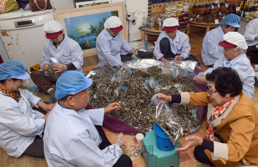 인천 영종도에 있는 마을기업 ‘어머니손맛두레사업’의 직원들이 제품 포장 작업을 하고 있다.  /영종도=이호재기자.