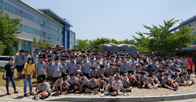 천안중학교 학생 230명이 충남테크노파크 천안밸리 표지석 앞에서 기념촬영을 하고 있다. 사진제공=충남테크노파크