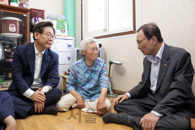 이해찬(오른쪽) 더불어민주당 대표와 이재명(왼쪽) 경기도지사가 4일 오산시의 폭염 취약계층(독거노인) 가정을 방문해 애로사항을 점검하고 있다. /사진제공=경기도