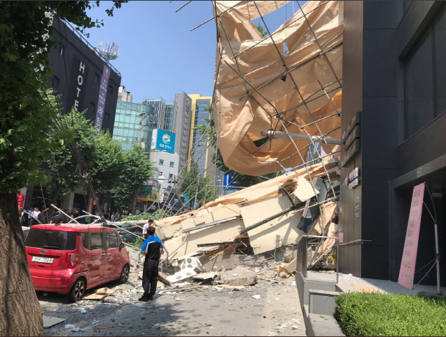 [속보] 서울 신사역 건물붕괴…나루터로 신사역↔잠원주민센터 양방향 차로 통제