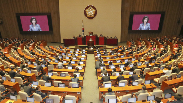 나경원 자유한국당 원내대표가 4일 국회 본회의장에서 교섭단체 대표연설을 하고 있다./연합뉴스