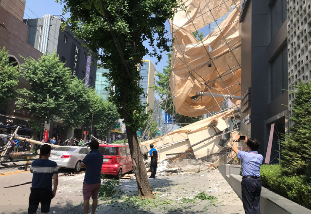 4일 오후 서울 신사역 4번 출구 인근 신축 건물공사장에서 붕괴사고가 발생했다./사진=트위터 캡처