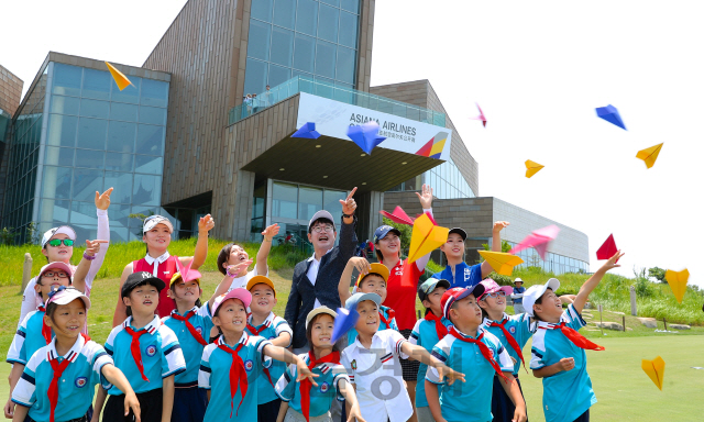 3일 중국 산둥성 웨이하이포인트 호텔&골프리조트에서 열린 아시아나항공 오픈의 사회공헌활동인 ‘아름다운버디 기부금행사’에 참가한 KLPGA 선수들과 탑산소학교 학생들과 함께 종이 비행기를 날리고 있다. KLPGA의 이승연(뒷줄 왼쪽부터) 선수, 조아연 선수, 양휘윙 탑산소학교 교무주임, 조영석 아시아나항공 상무, CLPGA의 류옌 선수, 지이판 선수. /사진제공=아시아나항공