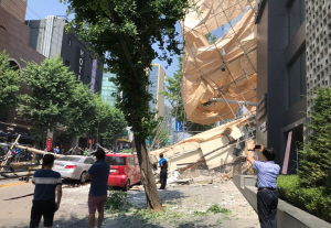 4일 오후 서울 신사역 4번출구 인근 건물 신축공사장에서 붕괴 사고가 발생했다./트위터 캡처