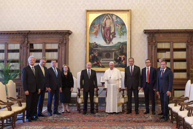 4일(현지시간) 이탈리아를 국빈 방문한 블라디미르 푸틴 러시아 대통령(가운데 왼쪽)이 프란치스코 교황(가운데 오른쪽)을 예방해 교황청 사도궁에서 관계자들과 함께 기념촬영하고 있다./바티칸=타스연합뉴스
