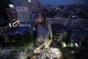 지난 4일 오후 서울 서초구 잠원동 건물 외벽 붕괴 현장에서 119 구급대원과 관계자들이 야간 탐색 및 붕괴 잔해 제거 작업을 하고 있다./연합뉴스