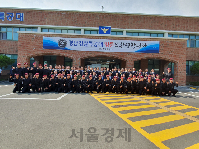 경남경찰특공대가 4일 경남 의령군 용덕면 특공대 청사에서 창설식을 갖고 기념 촬영을 하고 있다. /사진제공=경남경찰청