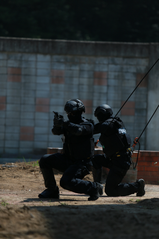 경남경찰특공대가 창설식에서 테러진압 훈령을 선보이고 있다. /사진제공=경남경찰청
