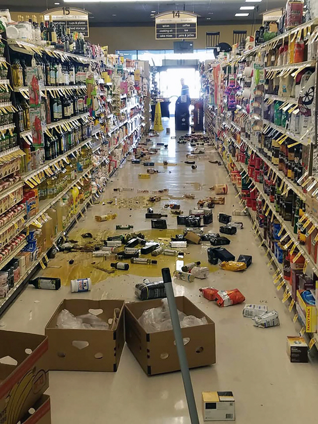 4일(현지시간) 오전 미국 캘리포니아주 남부에서 발생한 규모 6.4의 강진으로 한 식료품점의 물건들이 선반에서 떨어져 나뉭굴고 있다. /AFP연합뉴스