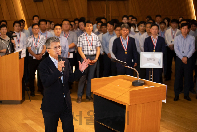 장세욱 동국제강 부회장이 창립 65주년 기념식에서 기념사를 하고 있다. 이날 장 회장은 “정상을 오르는 등산의 기술과 주변 경관을 즐기며 내려오는 하산의 기술처럼 업무에서도 일하는 방식의 최적화가 필요하다”고 말했다. /사진제공=동국제강