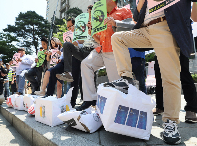 중소상인과 자영업자들이 5일 오전 서울 종로구 옛 주한 일본대사관 앞에서 열린 기자회견에서 일본제품 판매중지 돌입 및 불매운동을 선언하며  일본제품의 로고가 붙어있는 종이상자를 밟는 퍼포먼스를 하고 있다. /연합뉴스