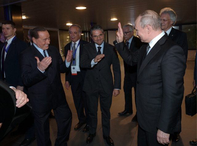 4일(현지시간) 이탈리아를 국빈 방문한 블라디미르 푸틴 러시아 대통령이 로마 피우미치노 공항에서 모스크바로 떠나기 직전에 오랜 친구인 살비오 베를루스코니 전 이탈리아 총리와 만나 반갑게 인사를 하고있다. /로마=타스연합뉴스