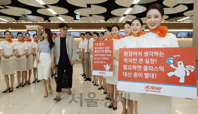 제주항공 신입 승무원들이 5일 서울 강서구 김포공항 국내선 카운터 앞에서 플라스틱 줄이기 캠페인을 하고 있다. 제주항공은 ‘북극곰 살리기’를 주제로 비행 중 탄소 줄이기와 기내에서 사용하는 종이컵을 친환경 재질로 바꿨다./이호재기자.2019.07.05