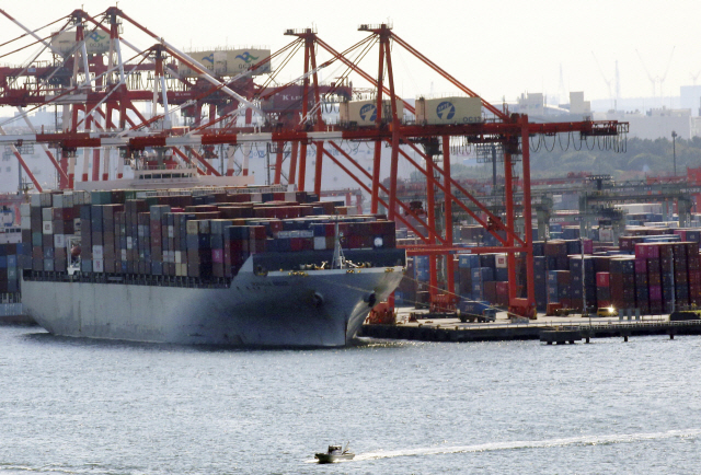 일본 도쿄의 한 부두에 수출 화물을 실은 선박이 정박해 있다. /AP연합뉴스