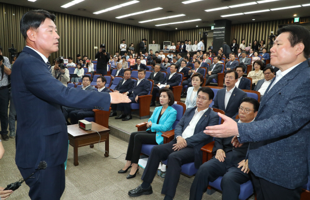 황영철(왼쪽) 자유한국당 의원이 5일 오전 국회에서 열린 당 의원총회에서 후보자 모두 발언 등이 비공개로 진행되는 것으로 결정되자 항의하고 있다./연합뉴스