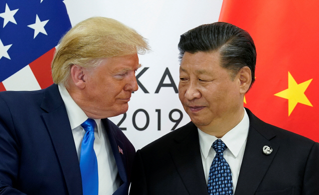 도널드 트럼프 미국 대통령과 시진핑 중국 국가주석이 지난달 29일 오사카에서 만나 서로 마주보고 있다. /로이터연합뉴스