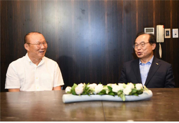 5일 박항서(왼쪽) 베트남국가대표 감독이 오거돈 부산시장과 만나 환담을 나누고 있다./사진제공=부산시