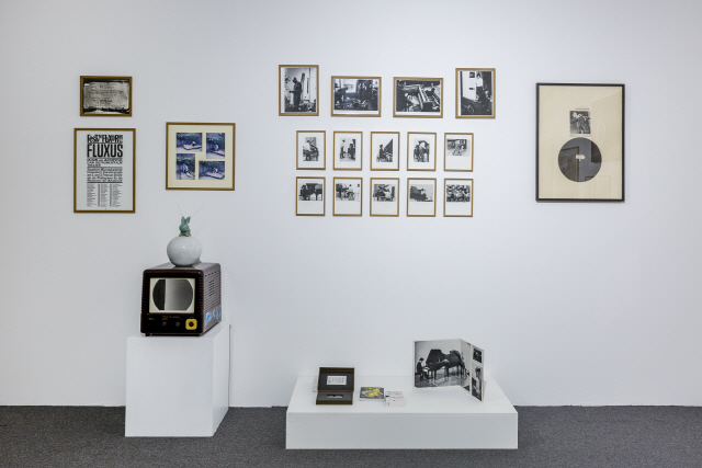 백남준의 1990년작 ‘보이스 복스(Beuys Vox)’ 중 일부. 백남준이 1961~1988년 작업 중 의미있게 선정한 21가지 구성품이 하나의 작품을 이루는 일종의 ‘종합작품세트’이다. /사진제공=백남준아트센터