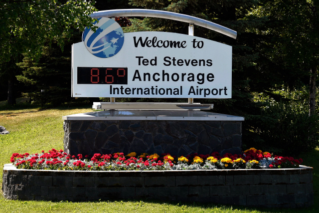 지난 4일(현지시간)미국 알래스카주에 있는 앵커리지 국제공항 앞 표지판에 있는 온도계가 화씨 86도(섭씨 30도)를 표시하고 있다./엥커리지=AFP연합뉴스