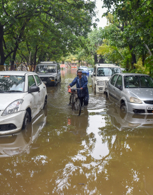 2일(현지시간) 인도 뭄바이에서 한 남성이 자전거를 끌고 폭우로 물에 잠긴 거리를 걸어나가고 있다. /뭄바이=AFP연합뉴스