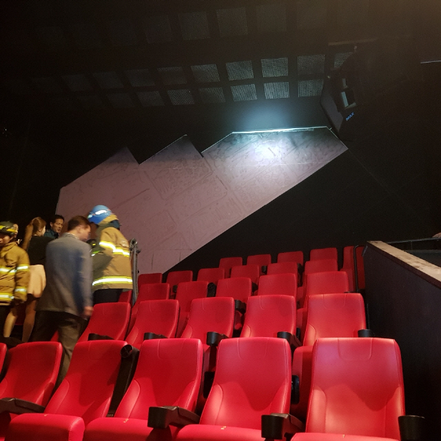 6일 오후 경기도 성남시 분당구 CGV 판교점 IMAX 관에서 영화 상영 중 천장의 흡음재가 떨어지는 사고가 났다. 사진은 사고 현장. /사진=경기소방재난본부