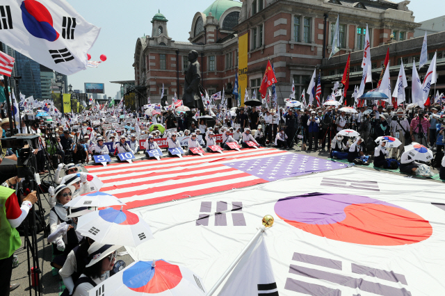 6일 서울역 광장에서 열린 우리공화당 태극기집회에서 참석자들이 박원순 서울시장의 천막 강제철거를 규탄하는 구호를 외치고 있다./연합뉴스