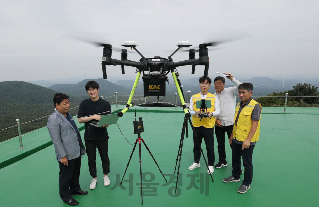 6일 제주항공무선표지소에서 관계자들이 드론을 활용한 항행안전시설 점검 시범을 보이고 있다. 

 공사가 개발한 '항행안전시설 성능점검 드론시스템'은 항행안전시설에서 방사된 전파신호를 실시간 측정·분석해 지상 기지국으로 전송하는 방식으로 전파탐지 수신기의 크기와 무게를 줄여 드론의 기종에 상관없이 장착이 가능하다. 또, 실제 항공기가 항행안전시설을 이용하는 동일한 조건으로 점검이 이루어지기 때문에 항행안전시설 점검의 정확도를 높였다. /제주=이호재기자.