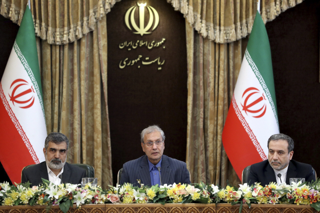 이란 정부 관계자들이 7일(현지시간) 수도 테헤란에서 우라늄 농축 상한을 높이는 내용의 기자회견을 하고 있다. /테헤란=AP연합뉴스
