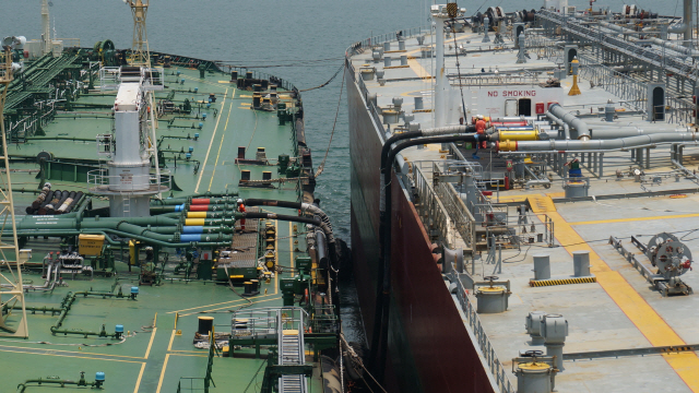 SK트레이딩인터내셔널이 선박을 임차해 해상 블렌딩을 위한 중유를 다른 유조선에서 수급받고 있다. /사진제공=SK이노베이션