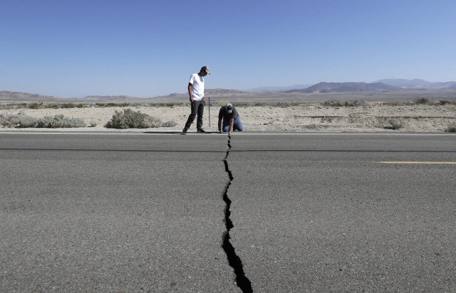6일(현지시간) 미국 캘리포니아주 컨카운티 리지크레스트 인근 고속도로 바닥이 지진으로 갈라져 있다. 미국 캘리포니아주 남부에서 규모 6.4의 지진이 발생한 지 하루 만인 5일 규모 7.1의 강한 여진이 발생했다.    /연합뉴스,