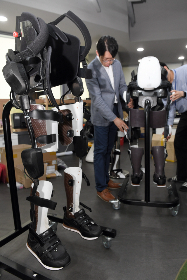 [로봇이 간다: 하지장애보조 로봇] 허리부터 다리까지 쉽게 착용할 수 있도록 개발된 웨어러블로봇 ‘엔젤슈트’. /이호재기자