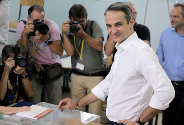 그리스 총선이 열린 7일 키리아코스 미초타키스 신민당 대표가 아테네의 한 투표소에서 총선 투표를 하고 있다./아테네=로이터연합뉴스