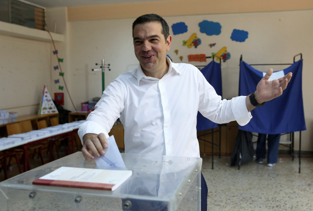 그리스 총선이 열린 7일 알렉시스 치프라스 총리가 아테네의 한 투표소에서 총선 투표를 하고 있다./아테네=로이터연합뉴스