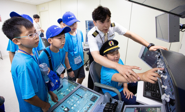지난 6일 서울 공항동 대한항공 객실훈련센터에서 열린 청소년 항공교실에 참가한 학생들이 교관으로부터 항공기 조종에 대한 설명을 듣고 있다. /사진제공=대한항공