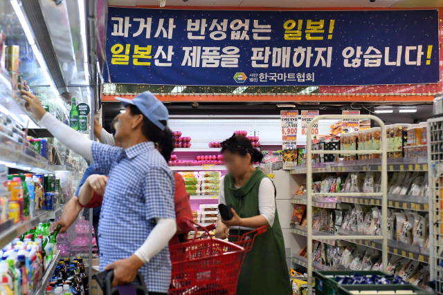 지난 5일 서울 은평구의 한 마트에 일본산 제품을 팔지 않는다는 안내문이 걸려 있다./성형주기자