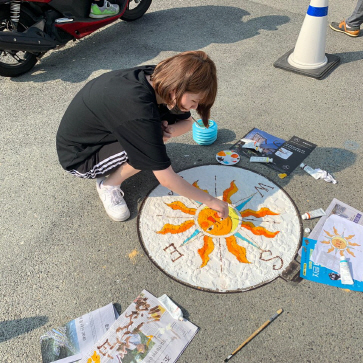 와이즈유 디자인학부 학생이 해운대구 해리단길에 거리미술 재능기부를 하고 있다./사진제공=와이즈유