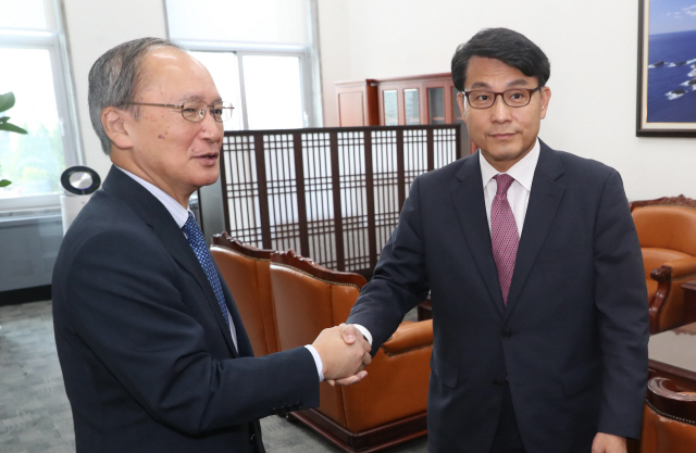 윤상현(오른쪽) 국회 외교통일위원장이 8일 국회 외통위원장실에서 일본 경제제재 등과 관련해 나가미네 야스마사 주한 일본대사와 면담하기에 앞서 악수하고 있다./연합뉴스