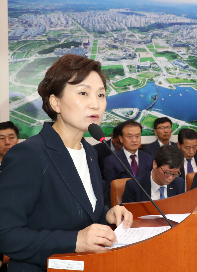 김현미 장관, “민간택지 아파트에도 분양가 상한제 도입 검토할 때”