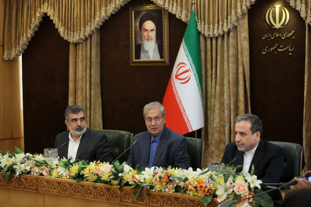 이란 정부 관계자들이 7일(현지시간) 테헤란에서 우라늄 농축 상한을 높이는 내용의 기자회견을 하고 있다. /테헤란=EPA연합뉴스