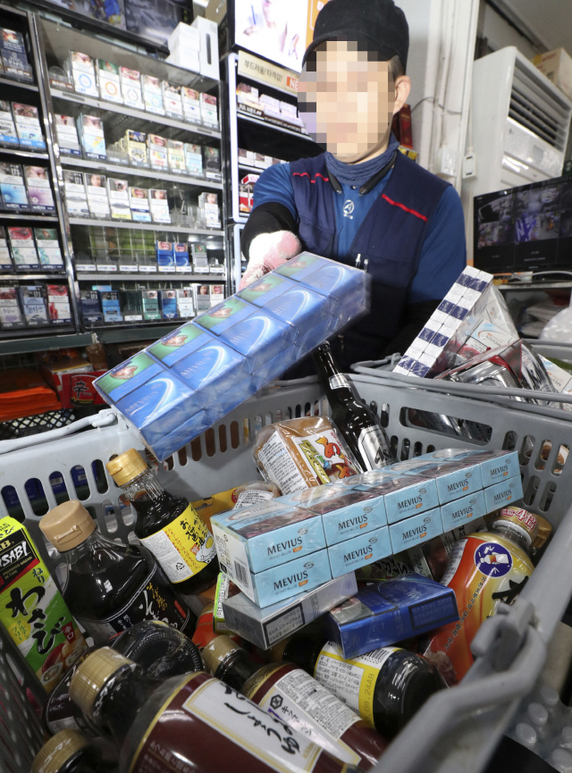 서울의 한 마트에서 직원이 일본 맥주, 담배, 식품들을 진열대에서 빼내 반품 준비를 하고 있다. 일본 정부가 한국을 상대로 경제 보복 조치에 나서자 국내에서는 일본 제품에 대한 불매운동이 확산되고 있다. /연합뉴스