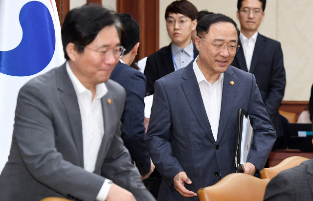 홍남기(오른쪽) 경제부총리 겸 기획재정부 장관과 성윤모 산업통상자원부 장관이 8일 오전 정부서울청사에서 열린 '대외경제관계장관회의'에 입장하고 있다./오승현기자 2019.7.8