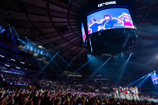 7일(현지시간) 미국 맨해튼 매디슨스퀘어가든이 5만5,000여명의 팬들로 가득찬 가운데 ‘케이콘’ 콘서트가 열리고 있다./사진제공=CJ ENM