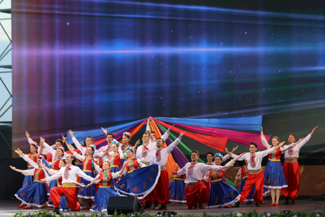 우크라이나 대학생들이 7일 부산 해운대 해수욕장에서 열린 2019 국제청소년연합(IYF) 월드문화캠프 개막식에서 태양의 찬란한 빛을 표현한 ‘컬러풀 스프링(Colorful Spring)’ 댄스공연을 하고 있다.         /사진제공=국제청소년연합