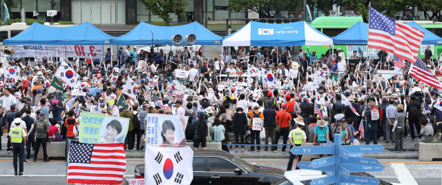 지난 6일 서울 광화문광장에서 우리공화당 당원 및 지지자들이 집회를 하고 있다. 이날 우리공화당은 광화문광장에 텐트 4개 동을 설치했다. /연합뉴스