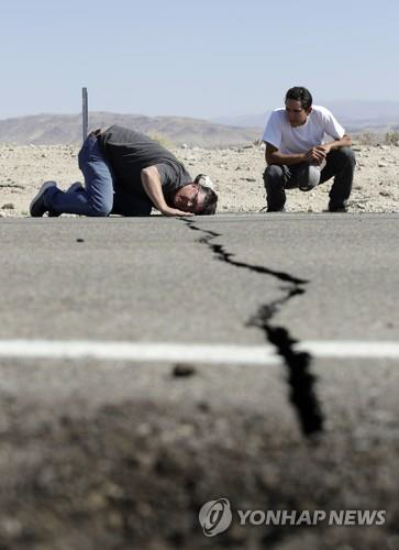 지진으로 갈라진 미국 캘리포니아주 도로