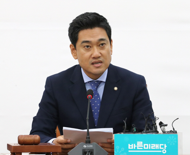 오신환 바른미래당 원내대표가 9일 오전 국회에서 열린 원내대책회의에서 발언하고 있다./연합뉴스