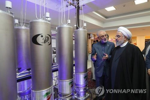 우라늄 농축용 원심분리기를 둘러보는 하산 로하니 이란 대통령(오른쪽). /EPA연합뉴스