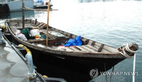 삼척항으로 입항한 북한 목선 /연합뉴스