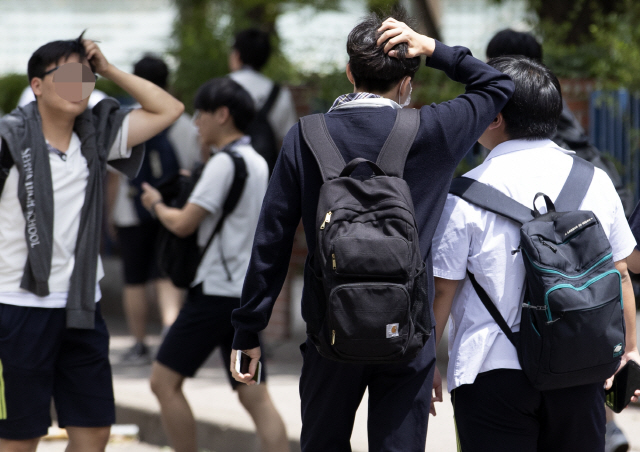9일 자사고 재지정 취소 결정이 내려진 서울의 한 고등학교 학생들이 등교하고 있다./연합뉴스