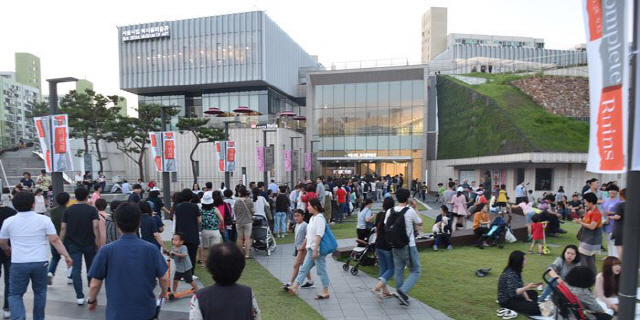 지난 1일 개막한 서울시립북서울미술관의 ‘한국근현대명화전:근대의 꿈’ 전시에 1,000명 이상의 시민들이 긴 줄로 늘어서 입장을 기다리고 있다.